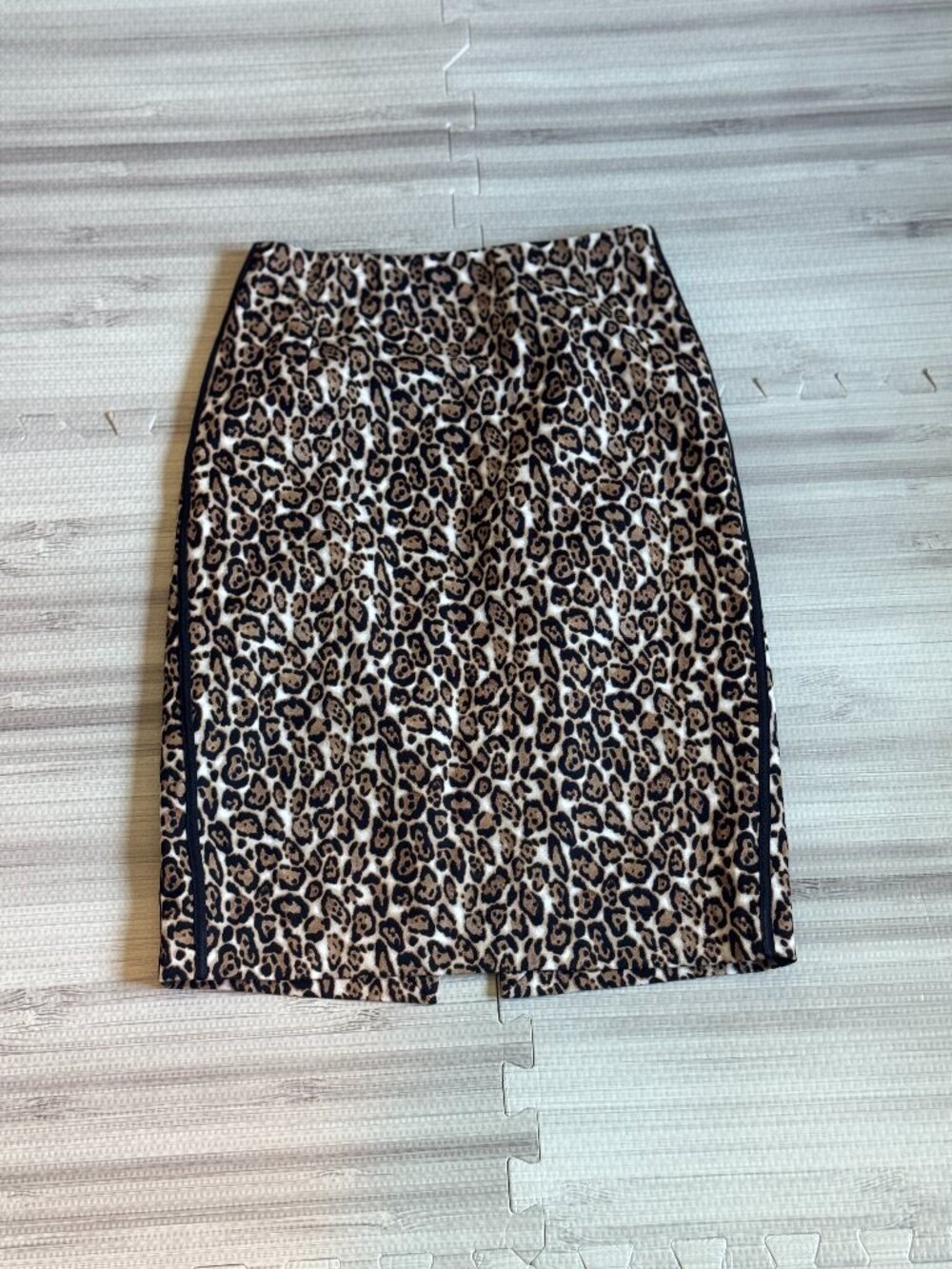 White House Black Market Women's Leopard Print Pencil Skirt
